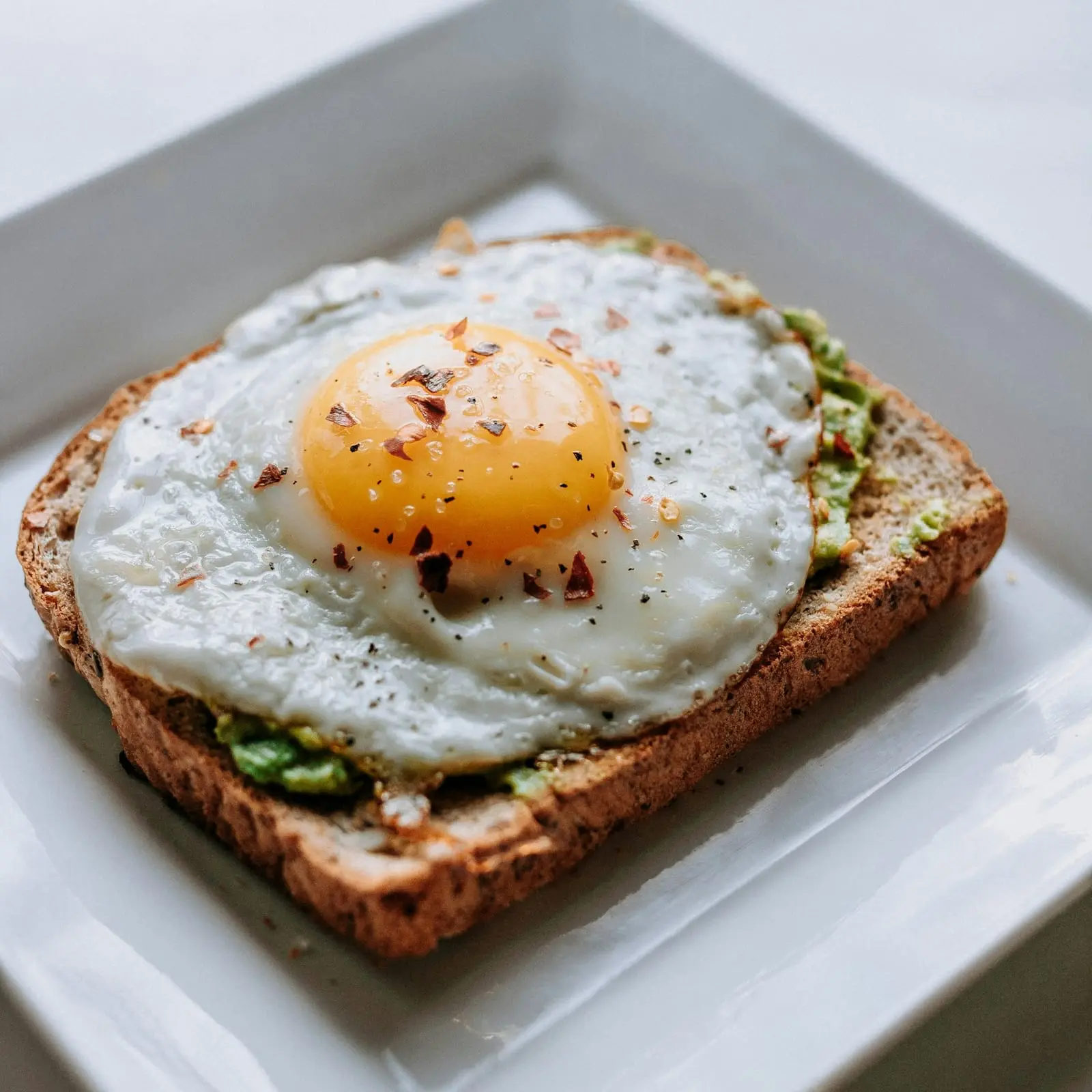 Tartine d'avocat surmontée d'un œuf au plat