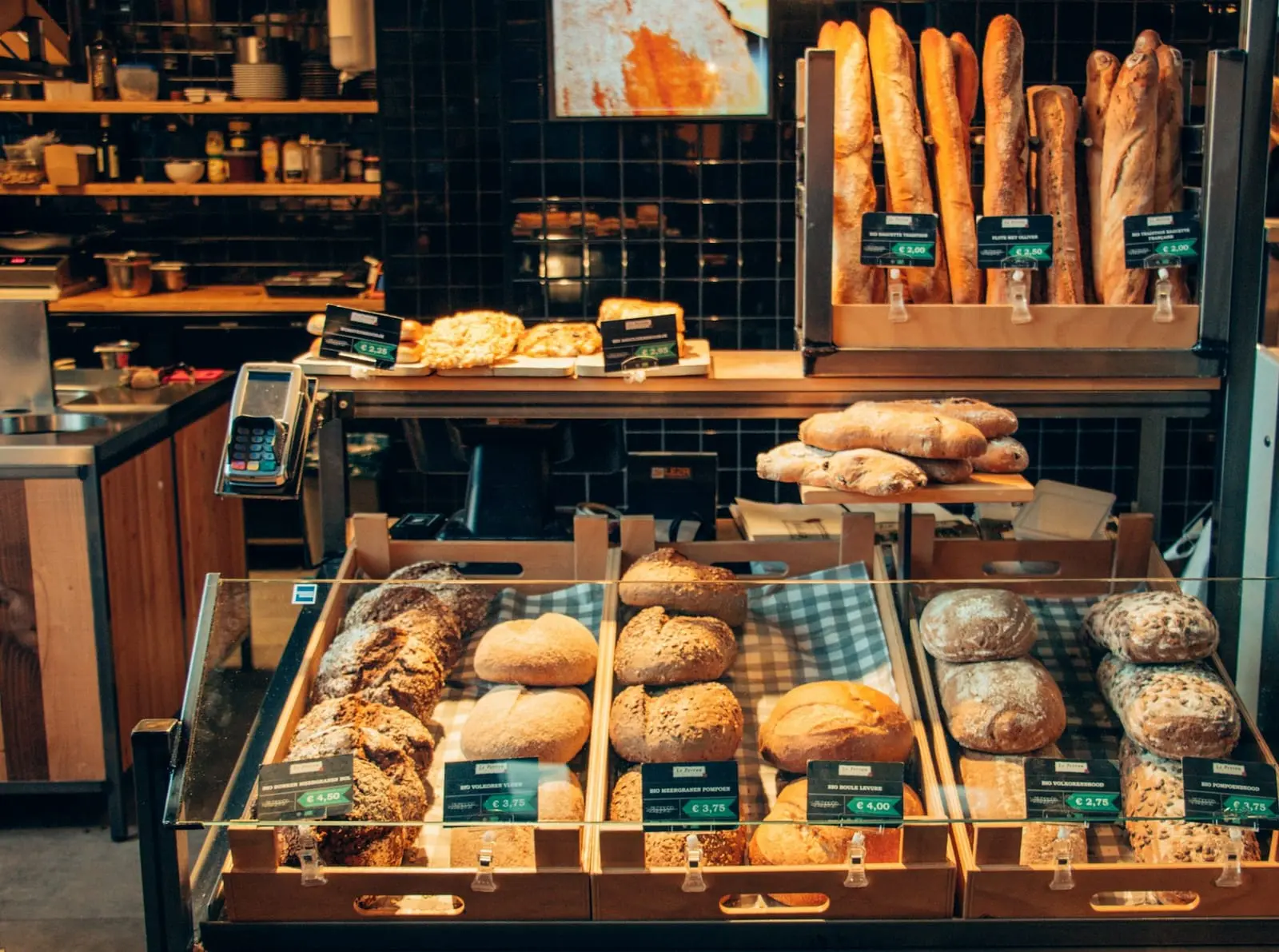 Présentoir de pains et viennoiseries sur des étagères en bois
