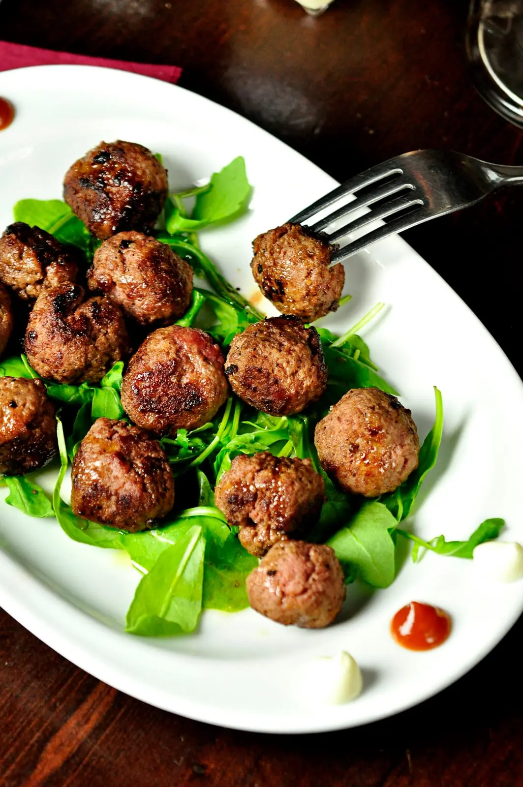 Boulettes de viande sur un lit de roquette