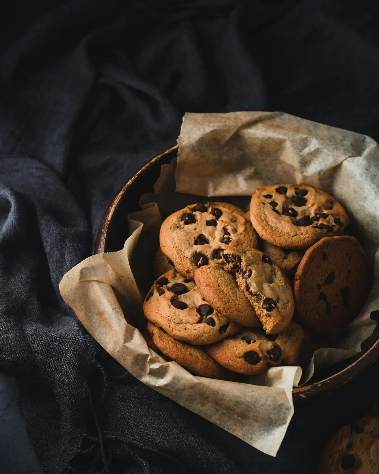 Corbeille de cookies aux pépites de chocolat