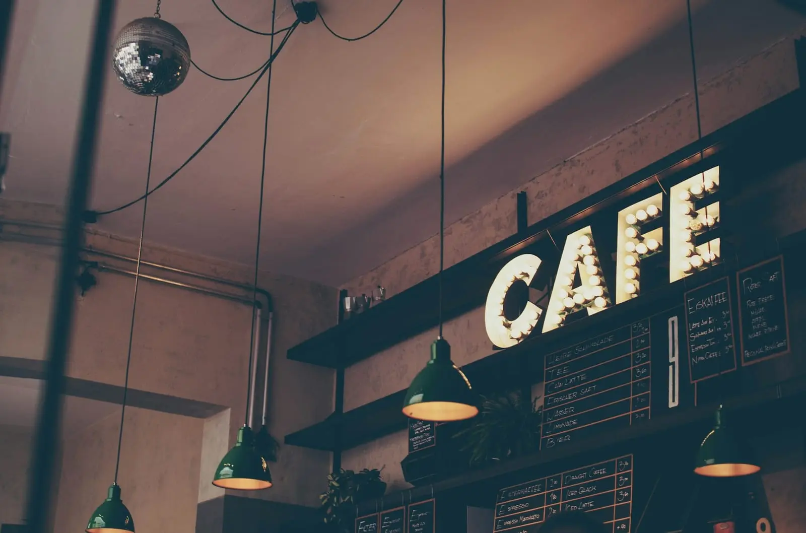 Enseigne lumineuse « Café » au-dessus d'un comptoir