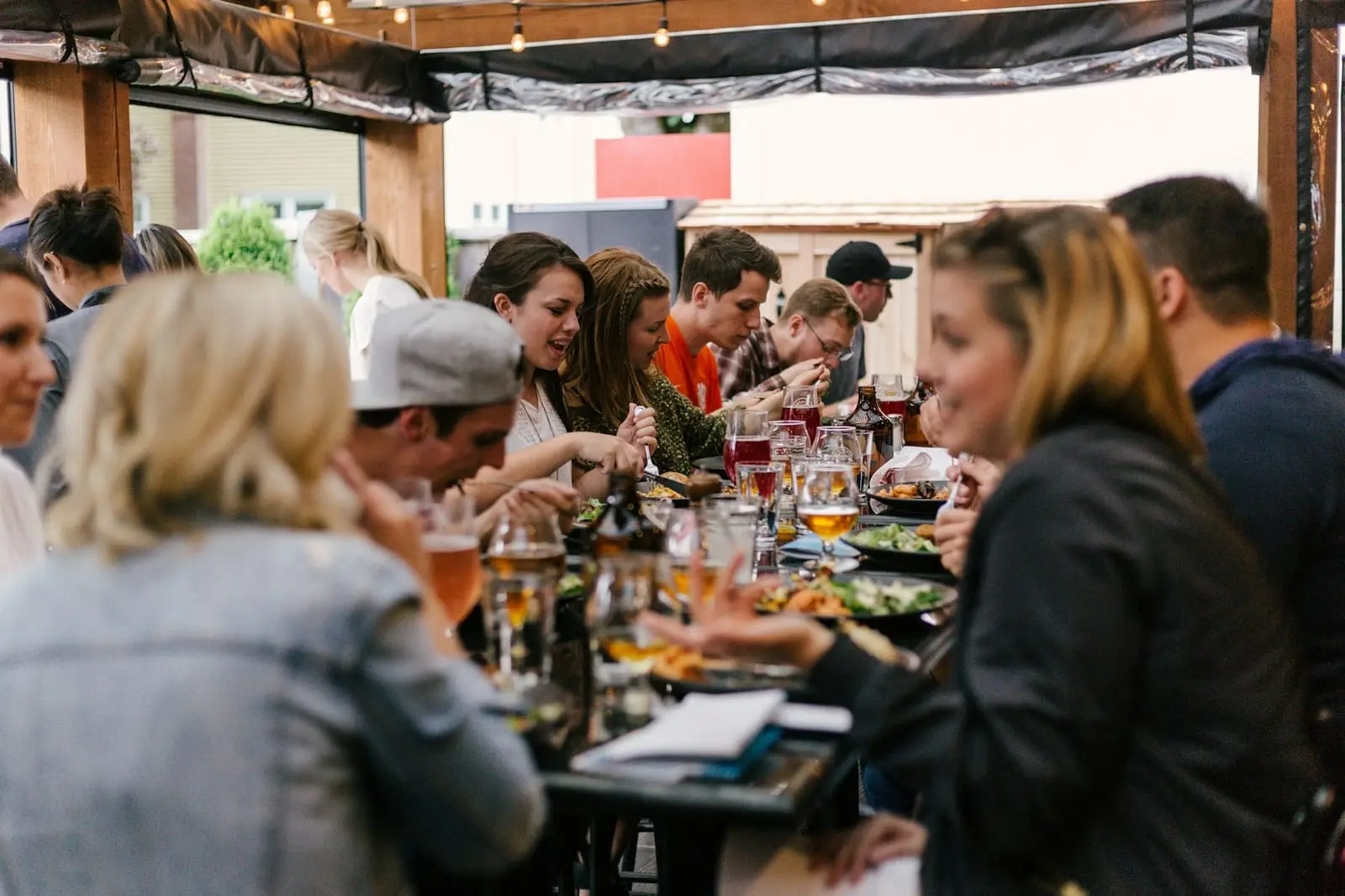 Grande tablée animée lors d'un dîner partagé