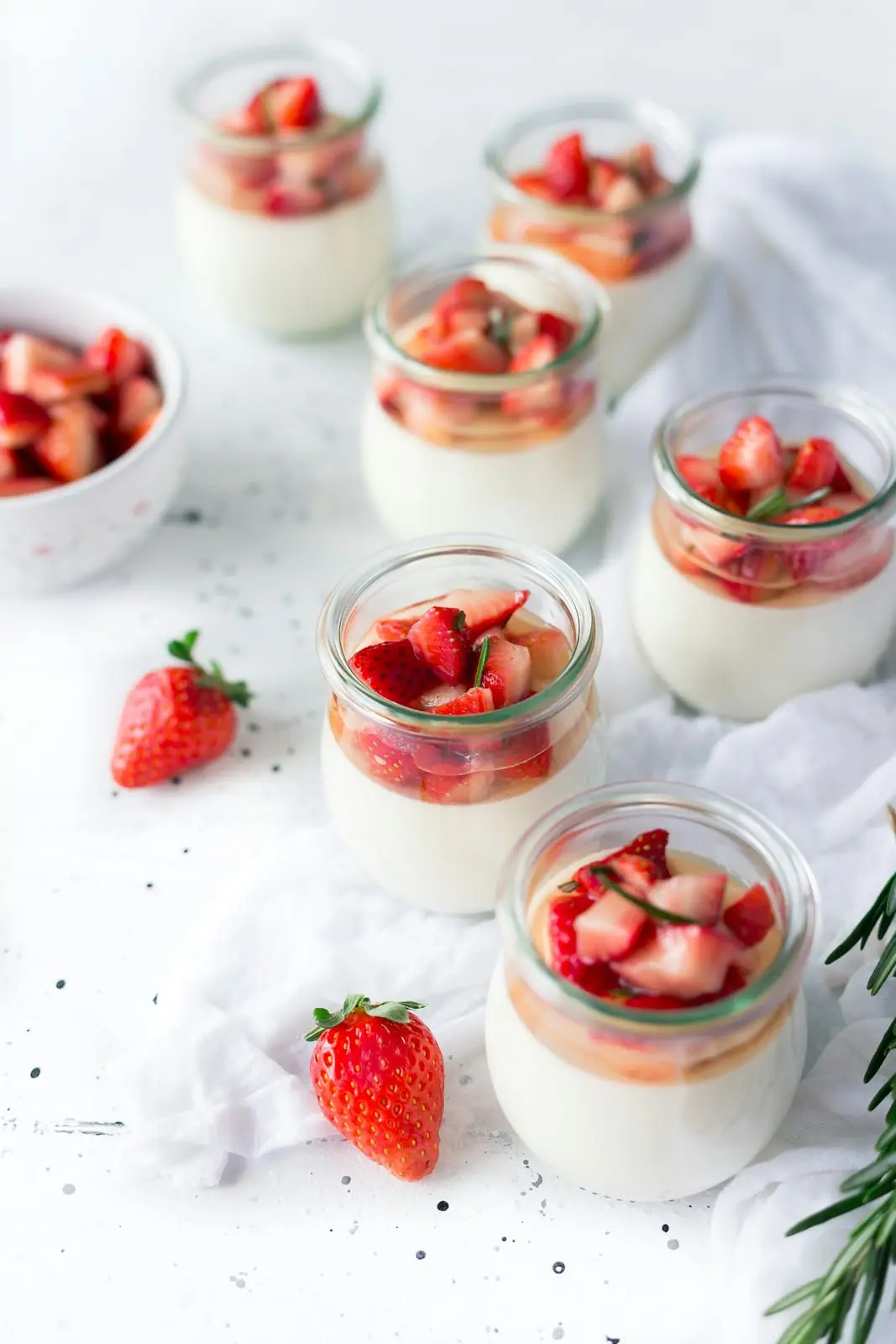 Verrines de yaourt aux fraises fraîches