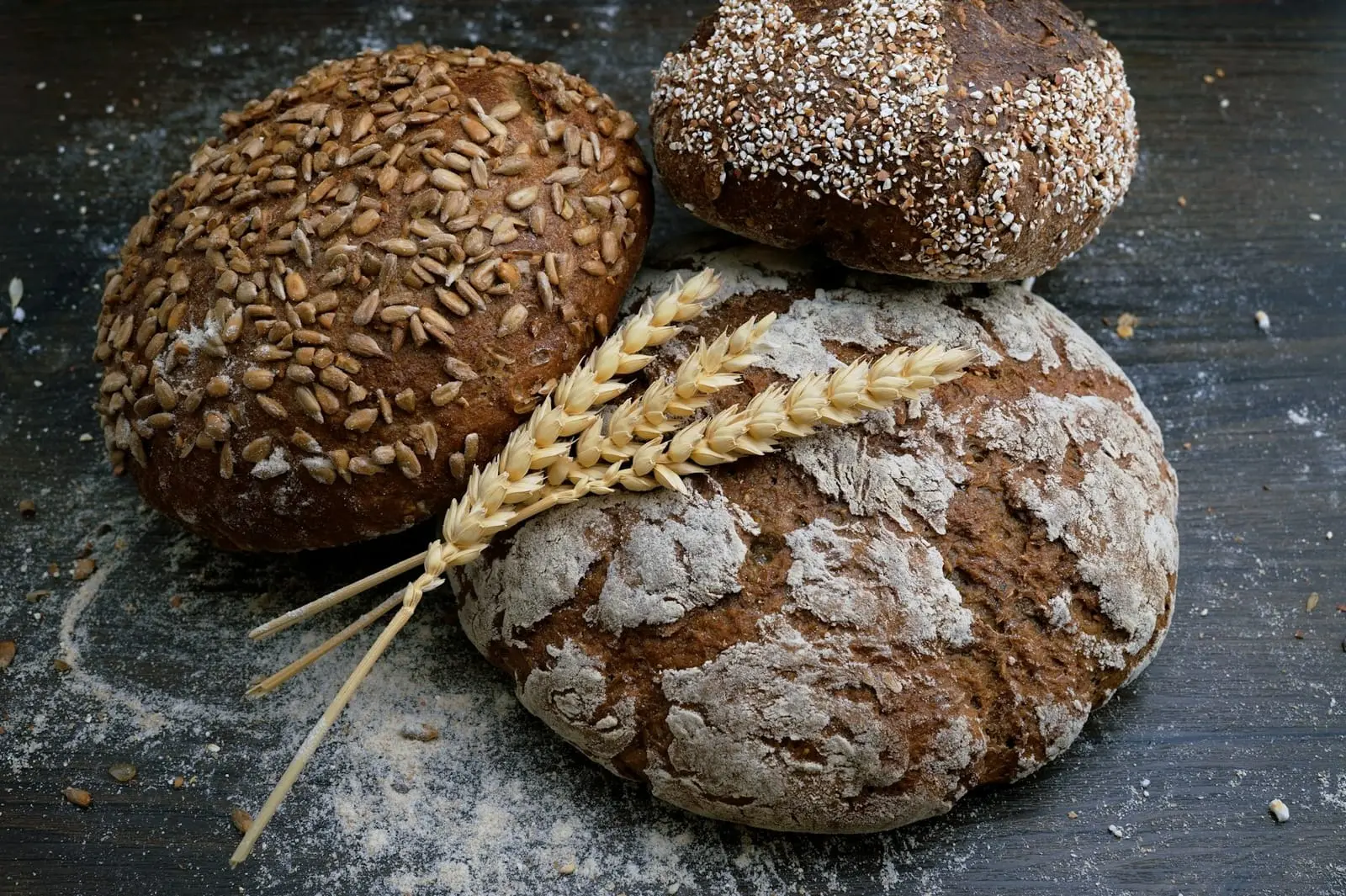 Pains au levain sur une table en bois
