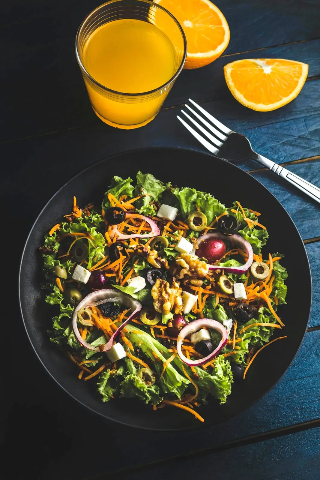 Assiette de salade composée colorée