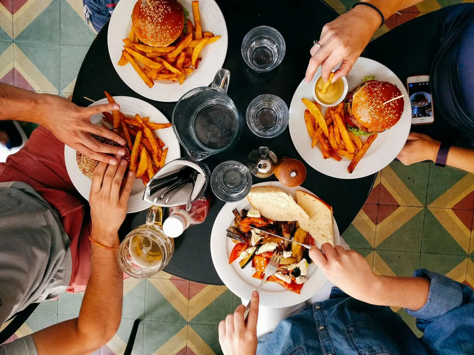 Amis partageant un déjeuner autour d'une table, vue du dessus