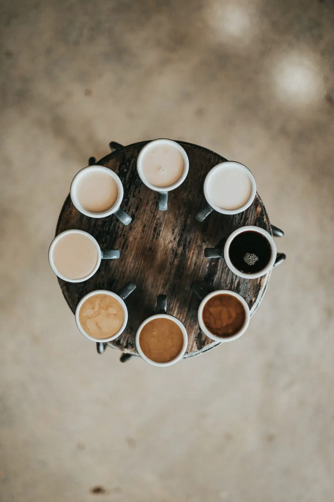Tasses de différents cafés disposées en cercle