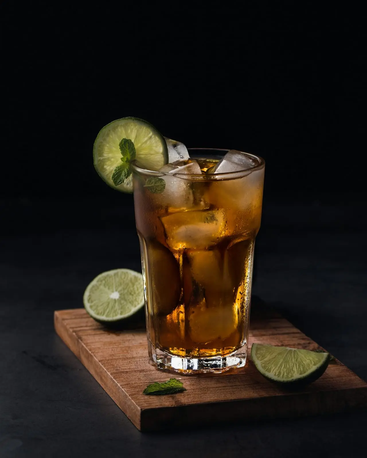 Thé glacé avec rondelles de citron vert