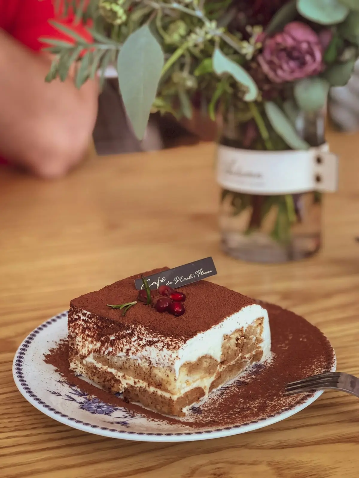 Part de tiramisu saupoudrée de cacao